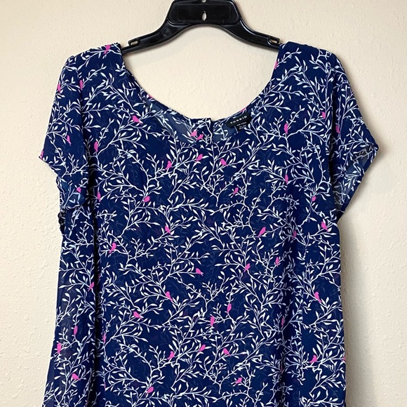 ‼️SOLD‼️ Torrid Sheer Blouse Cap Sleeve in Navy w/ White Vines & Pink Birds - Picture 2 of 10